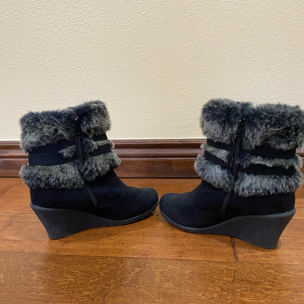 Black Suede Wedges with Faux-Fur Design - Picture 3 of 11